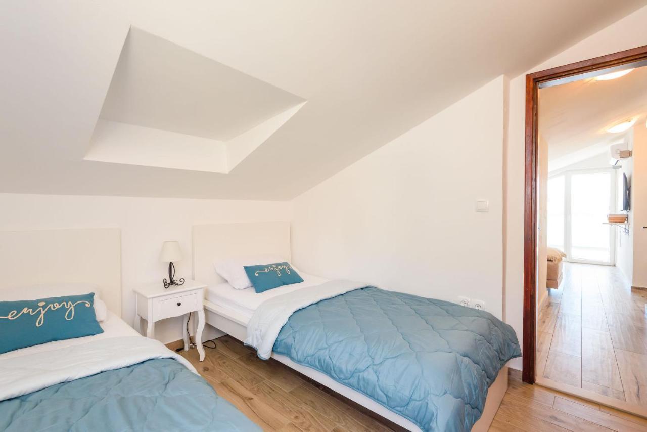 Apartments Morska Vila Komarna Extérieur photo